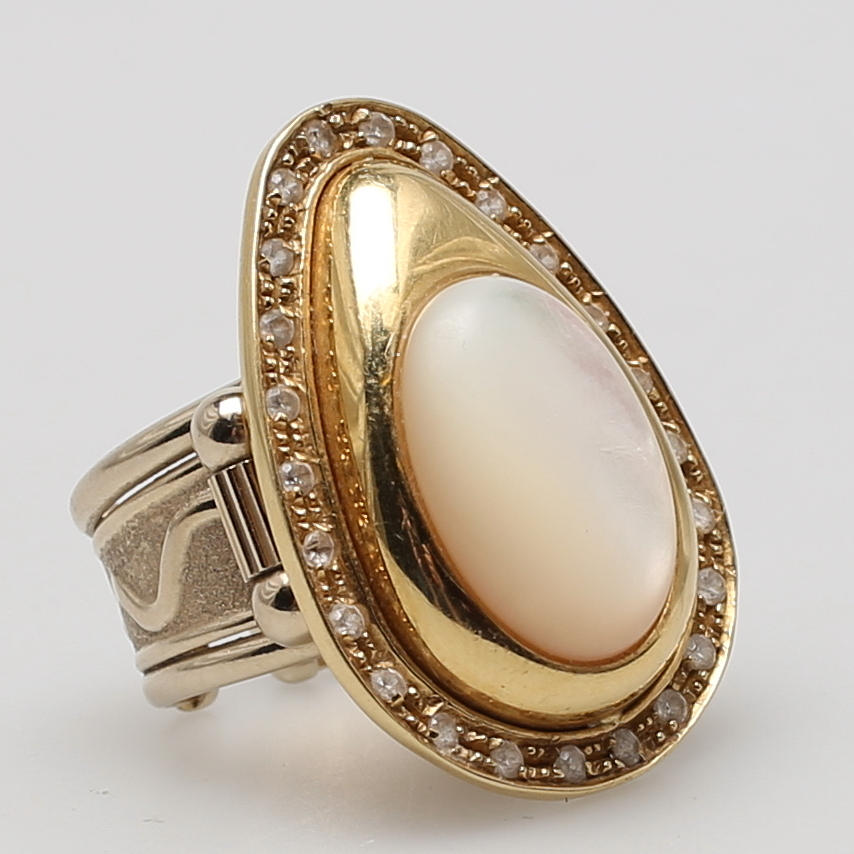 RING i 18K gulguld med månsten och 24 vita safirer, Sidra, Italien, totalvikt 18,25 gram.