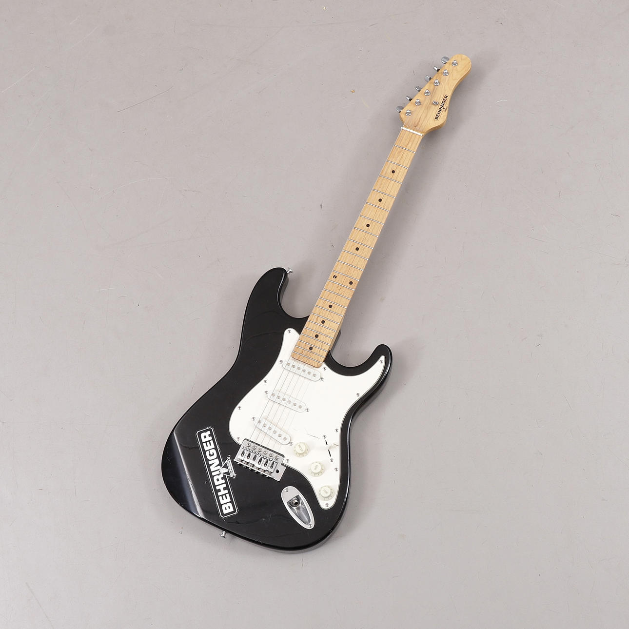 GUITARRA ELÉCTRICA, Behringer.