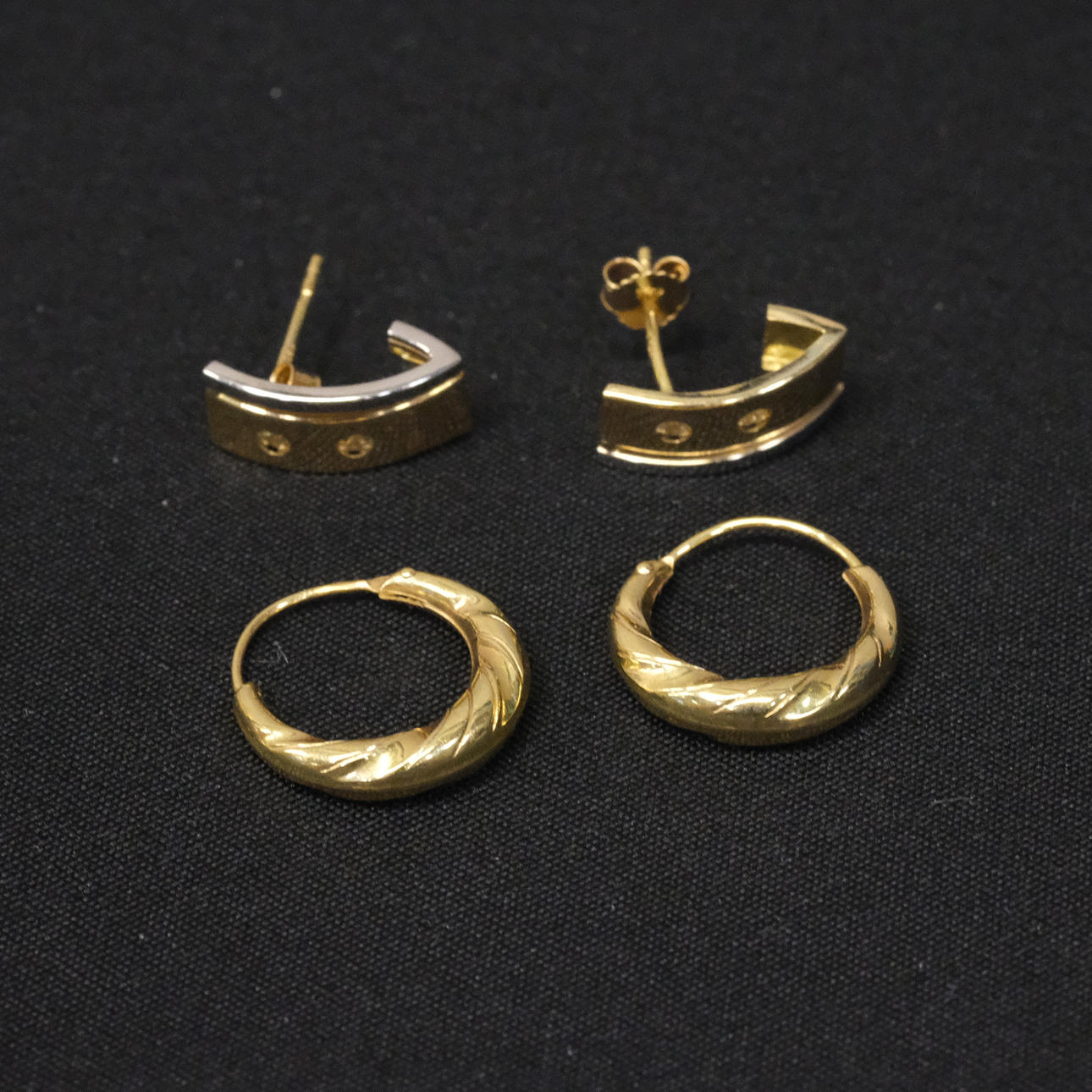 2 PAR ØRERINGE, 18K GULD.