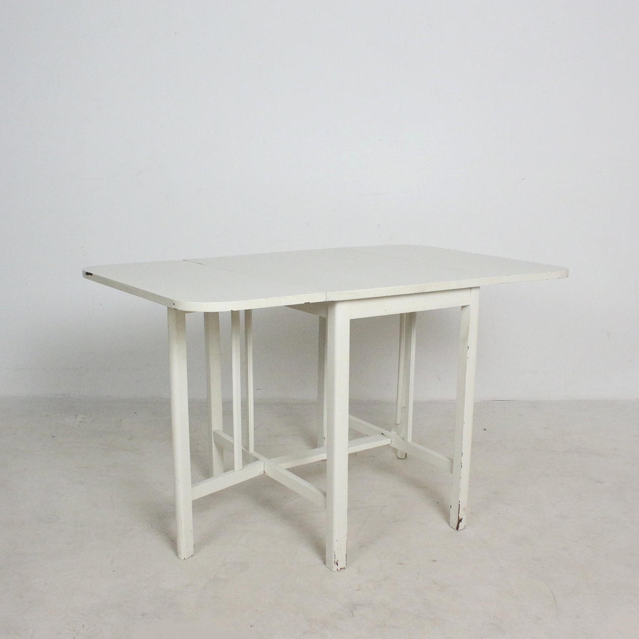 fällbord, trä, vitmålad.