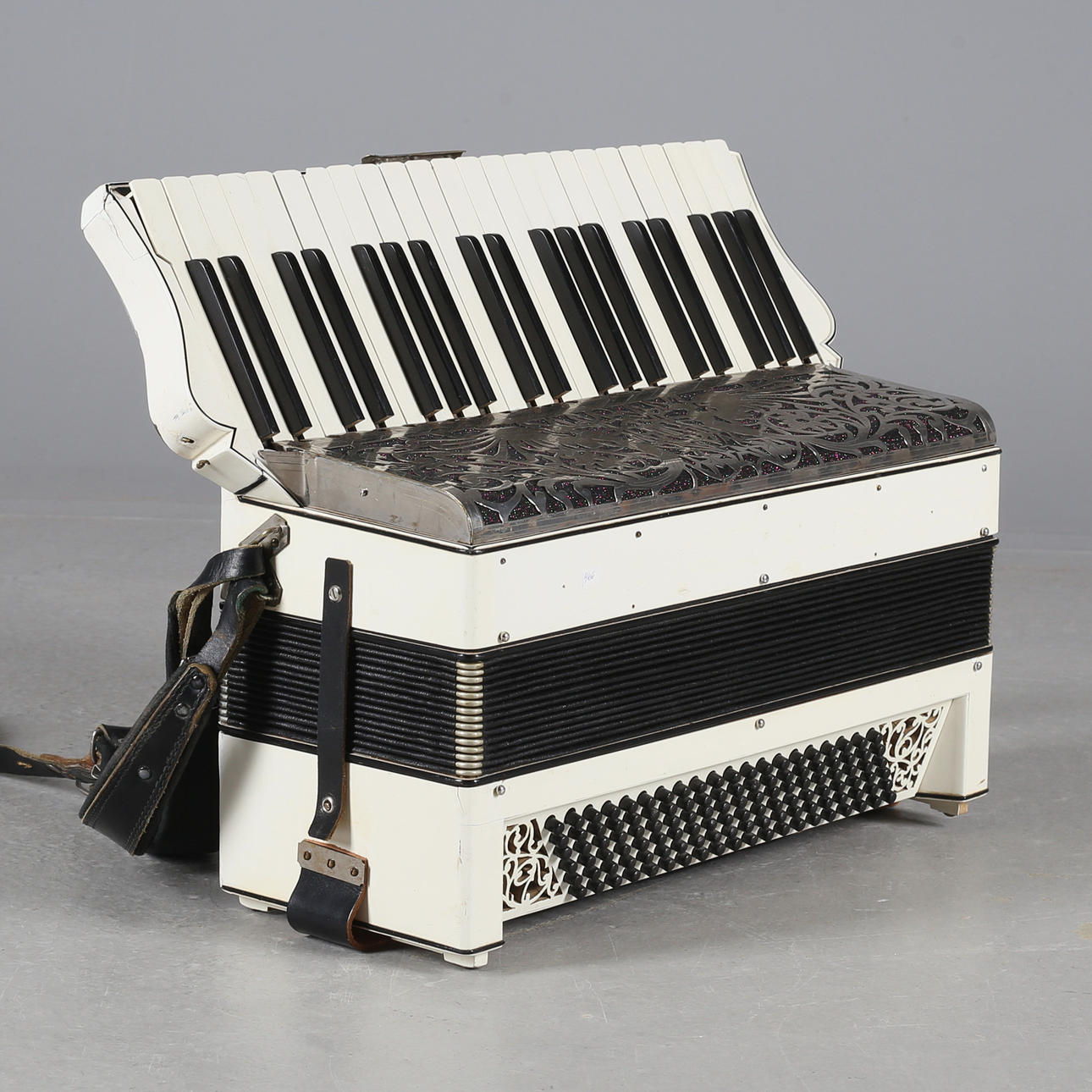KLAVIERZUBEHÖR, wohl italienisch, mit Etui.