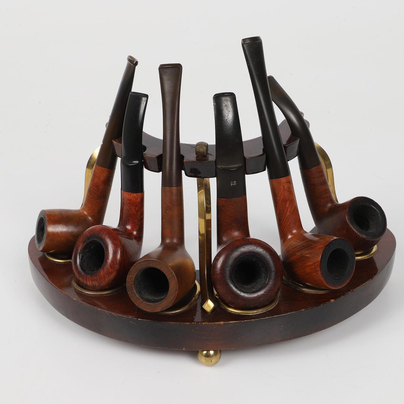PIPSTÄLL MED PIPOR, 7 delar, trä/metall, bl. a Dunhill, England. Övrigt ...