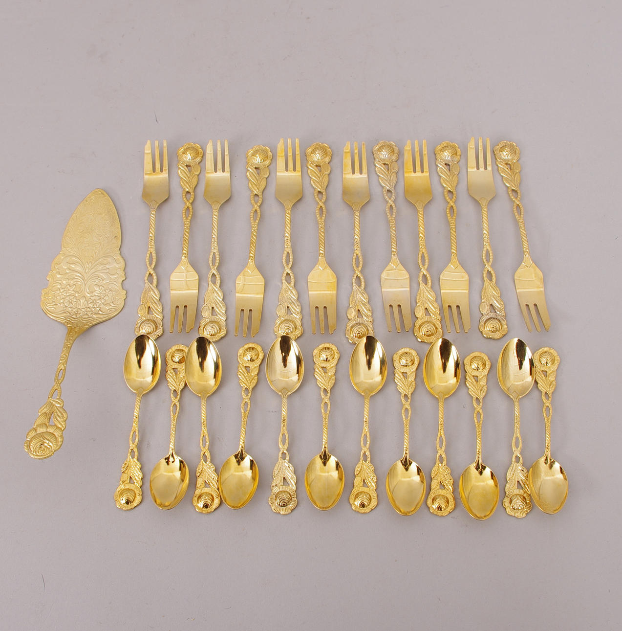 KAFFESKEDAR, TÅRTGAFFLAR SAMT TÅRTSPADE, förgyllda.