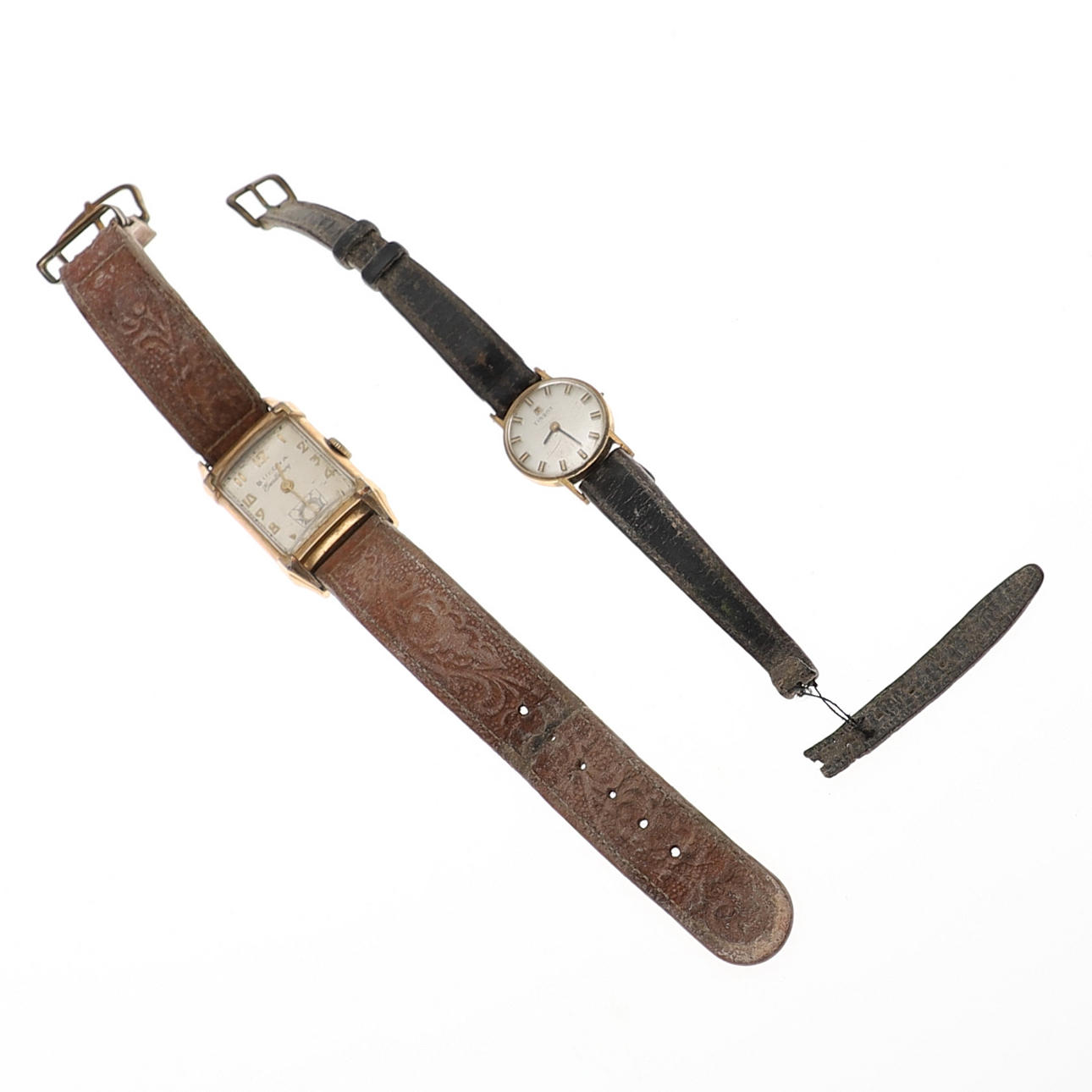 A GOLD PLATED WRISTWATCH BY BULOVA.