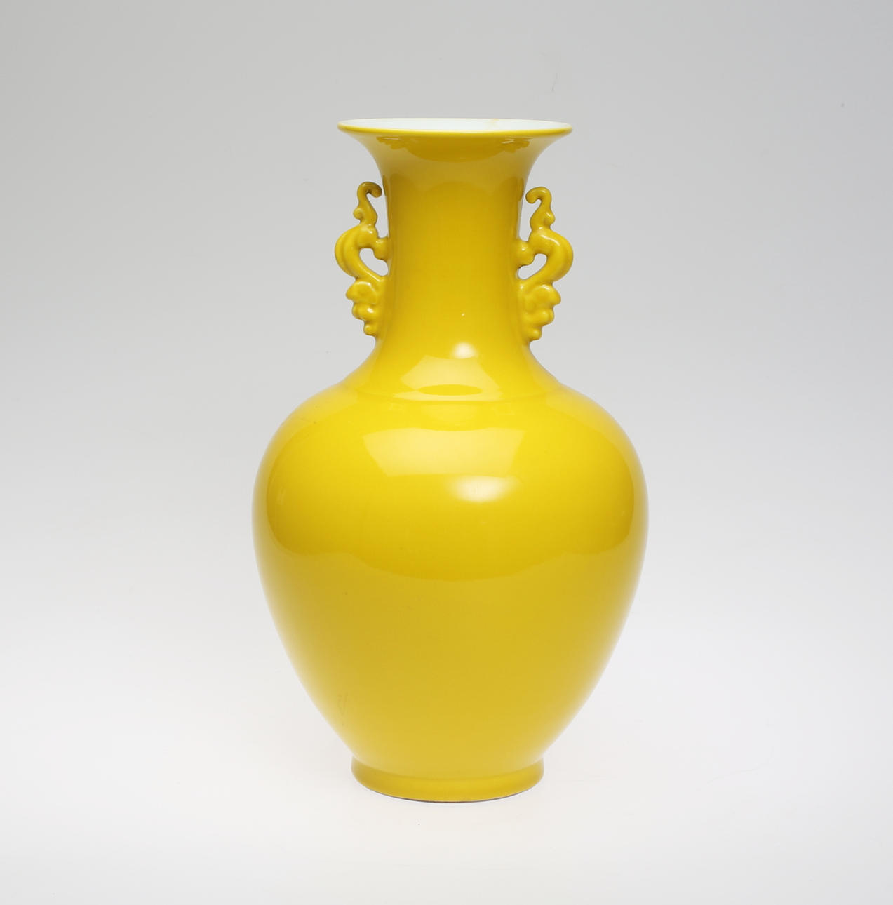 URNA med hänklar, porslin, Kina, Yongzheng stil, 1900-tal.