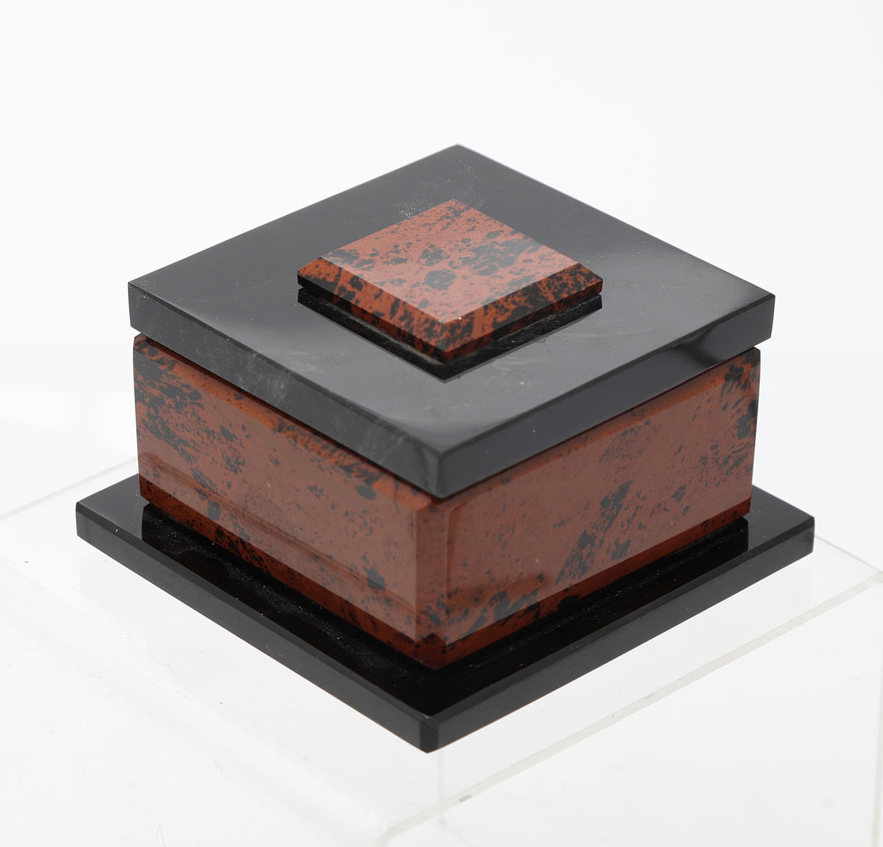 Smyckeskrin i svart glas och marmor.