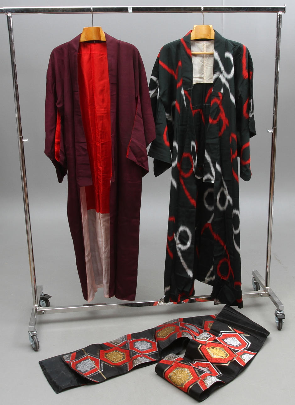 KIMONOS samt OBI, 3 delar, Japan, 1900-tal.