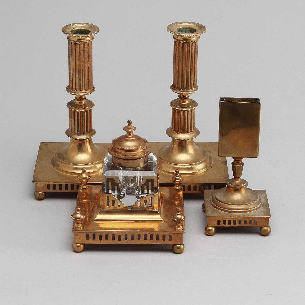 LJUSSTAKAR, ett par samt SKRIVATTERALJER, 2 st, Gusum Bruk.