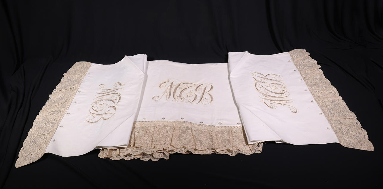 THREAD BED SET WITH LACE TRIMMING AND EMBROIDERY.