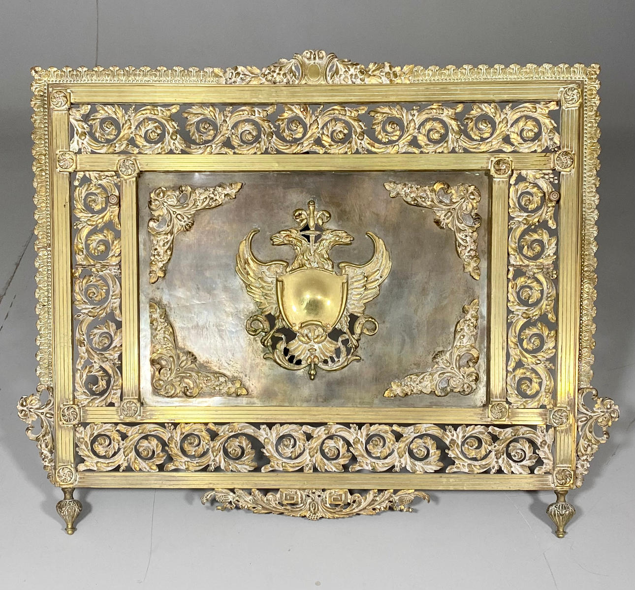 PARA CHISPAS EN BRONCE LABRADO CON ESCUDO HERÁLDICO.