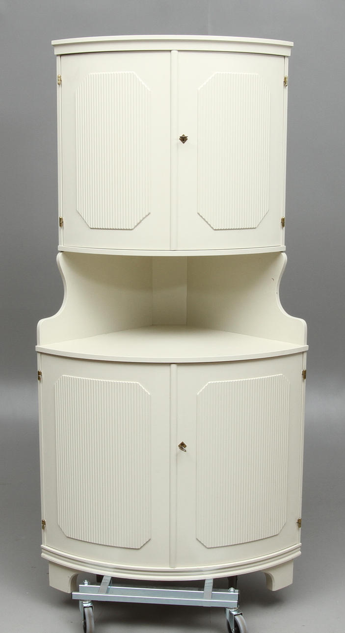 HÖRNSKÅP, gustaviansk stil, 1900-tal.