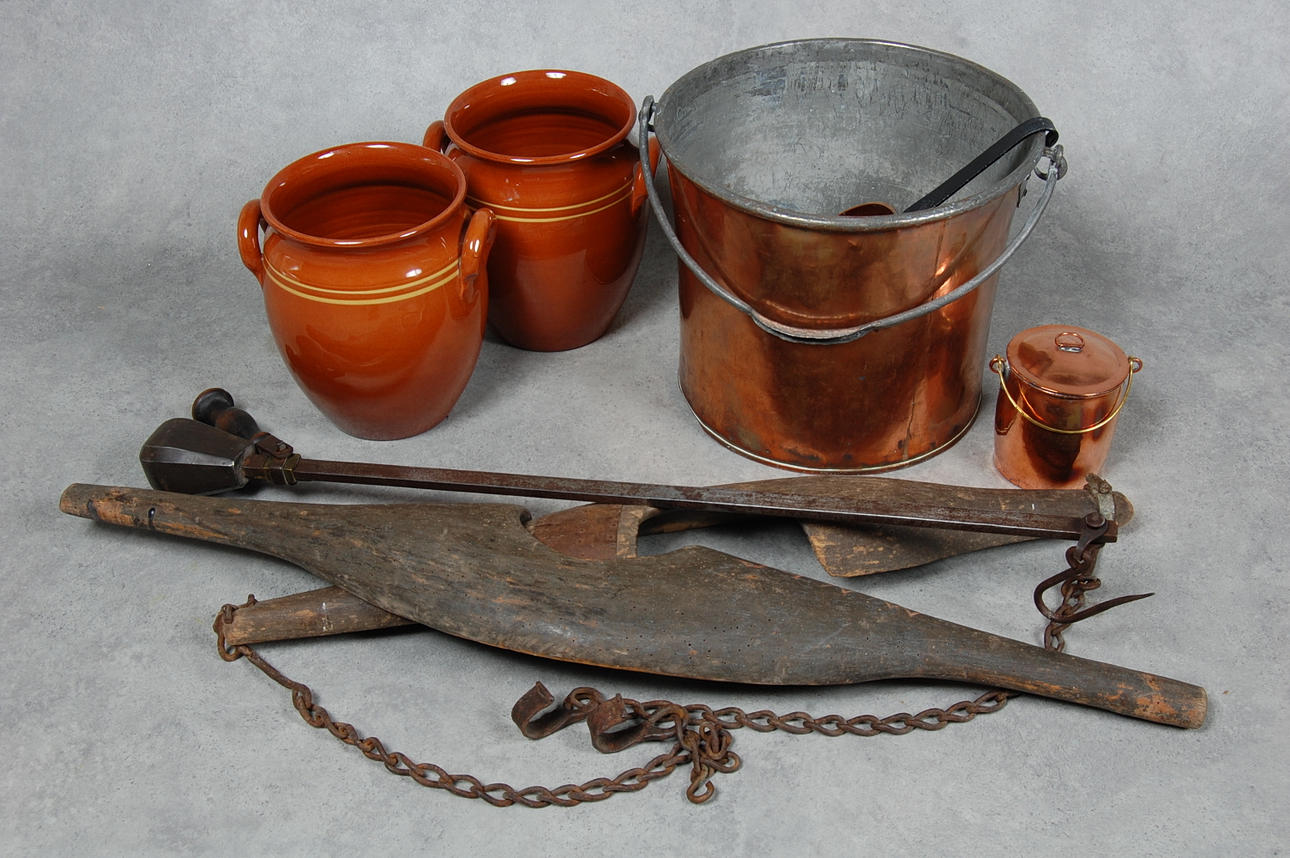 PARTI ALLMOGEFÖREMÅL, ok, kopparspann, bessman, krus.