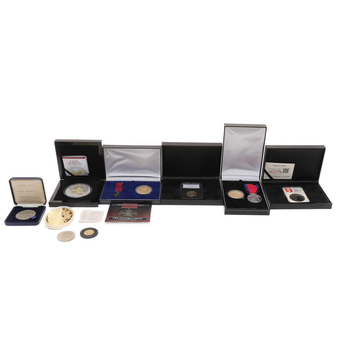 A MODERN CASED REPLICA WATERLOO MEDAL AND COMMEMORATVE CROWN. Coins ...