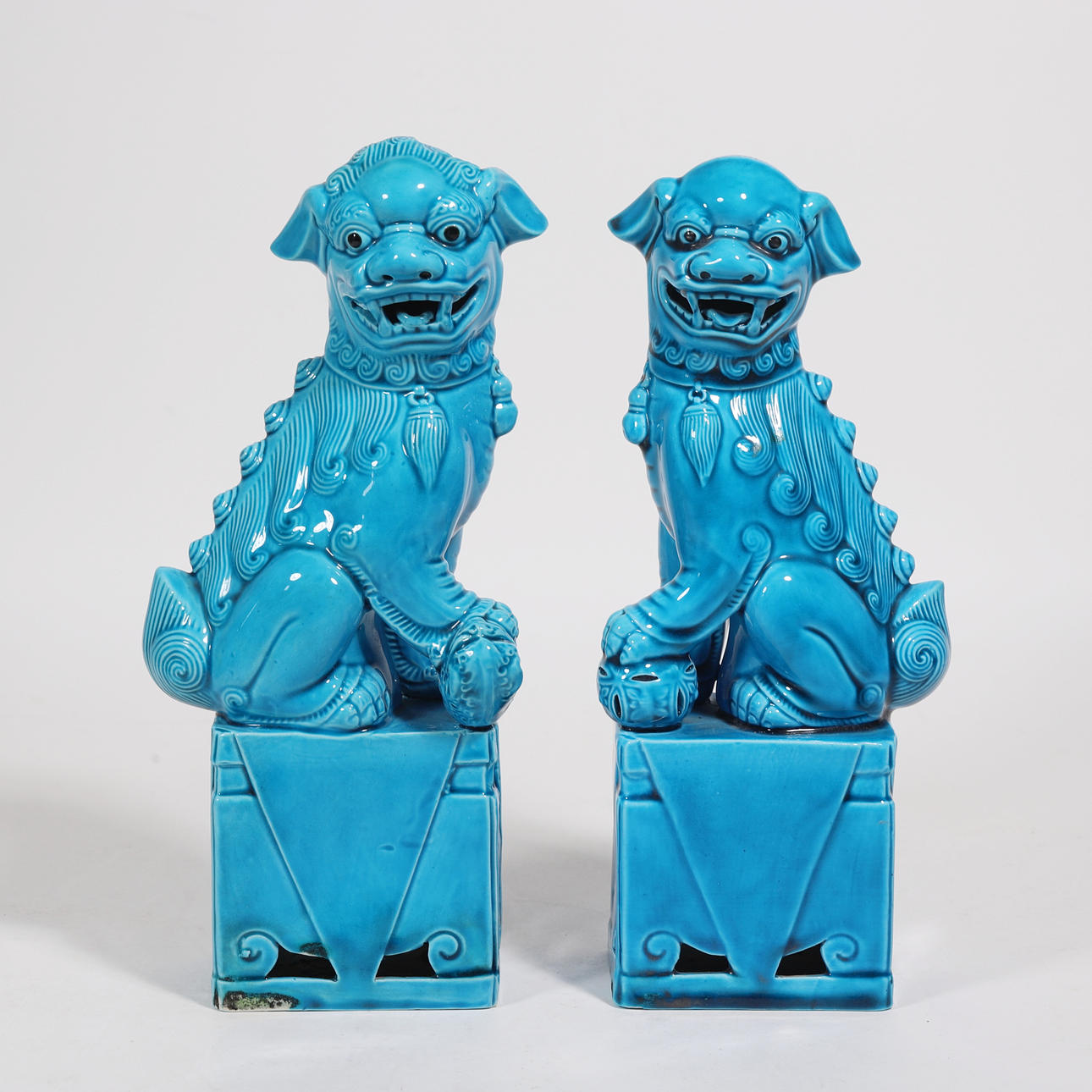 PAREJA DE PERROS DE FOO. PORCELANA ESMALTADA.