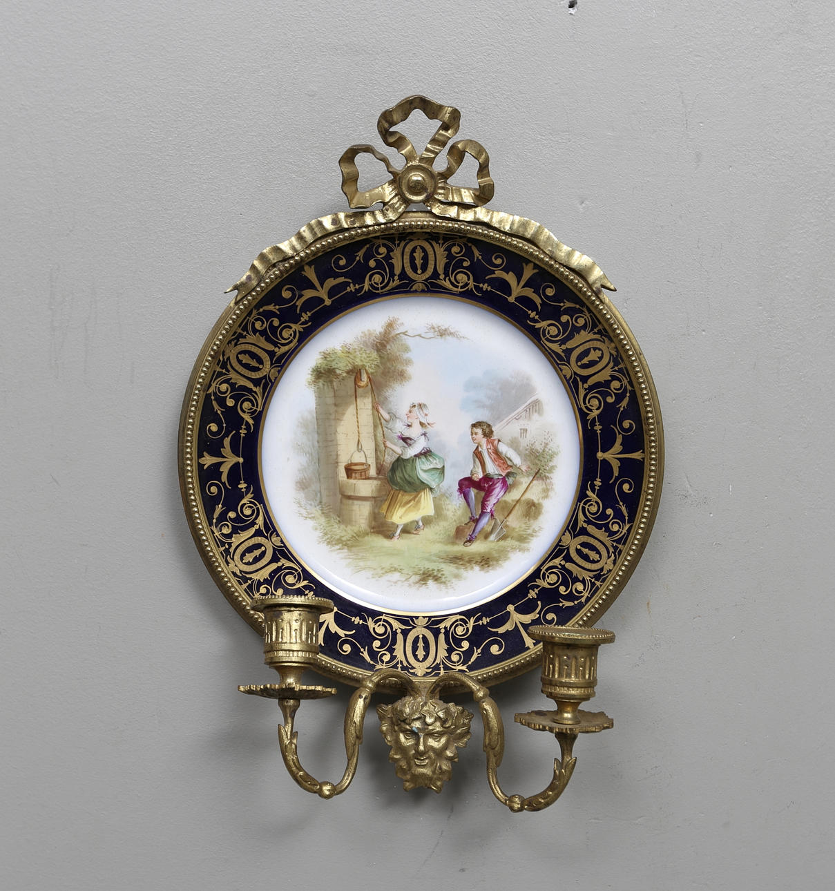 LAMPETT, porslin och mässing, Frankrike, sent 1800-tal.