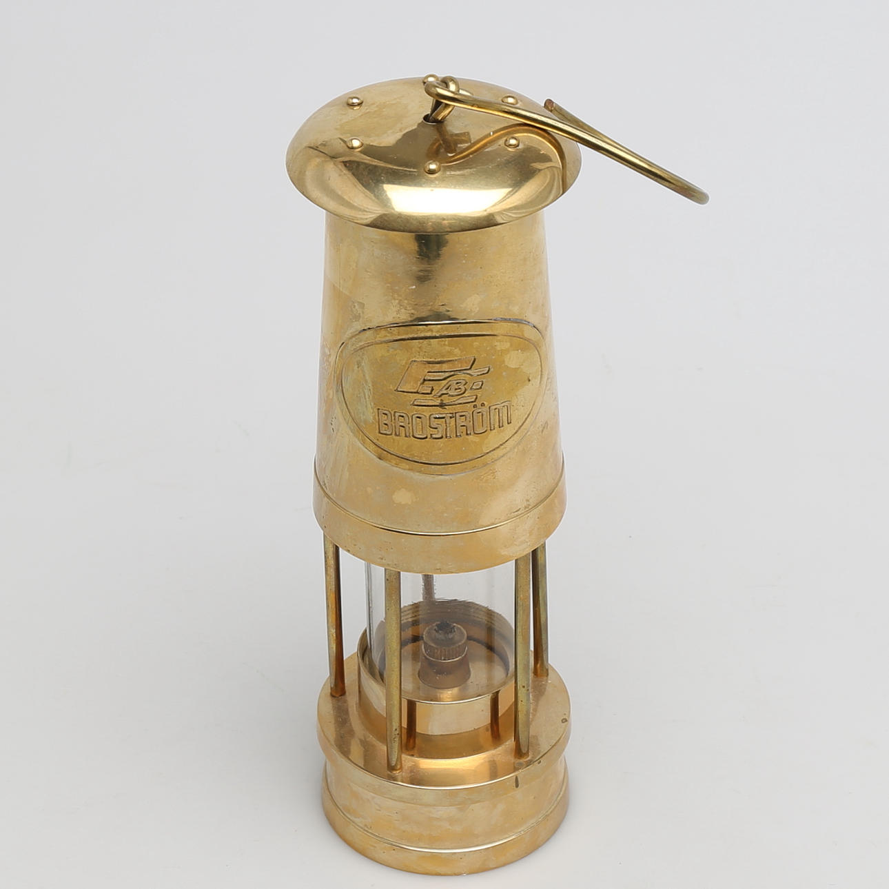 FOTOGENLYKTA i mässing, "Broström" modern tillverkning.
