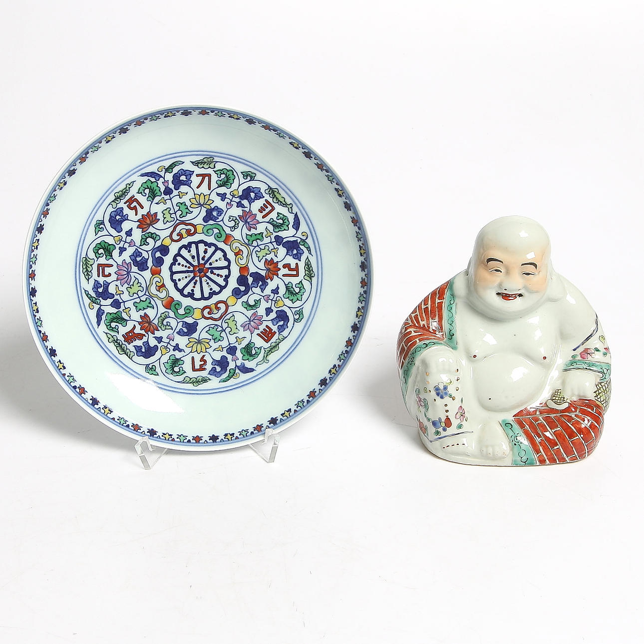 SKULPTUR / BUDDHA samt SKÅLFAT, porslin. Kina 1900-talets andra hälft.