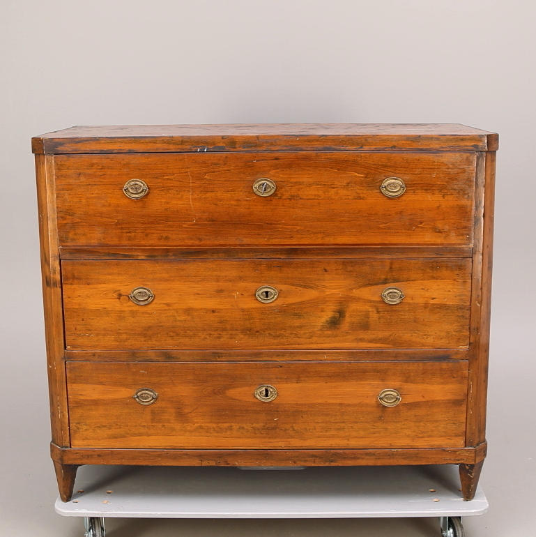 BYRÅ, sengustaviansk, valnötsfaner, omkring 1800.