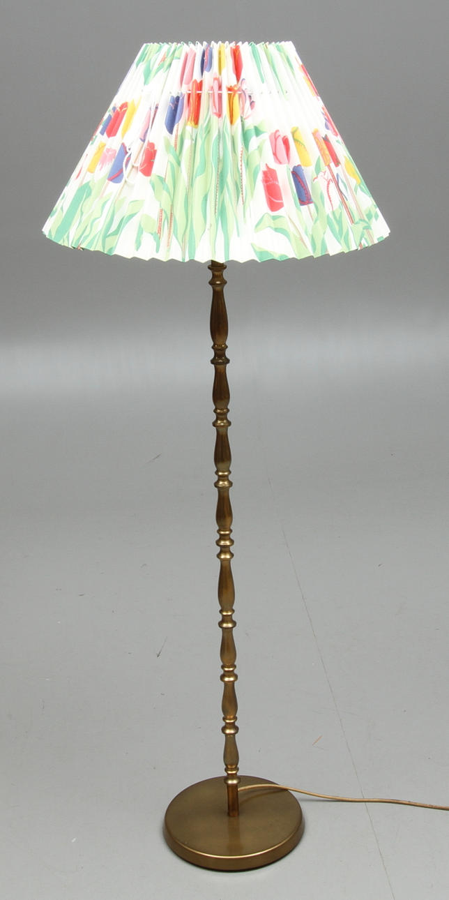 GOLVLAMPA, mässing, 1900-talets andra hälft.