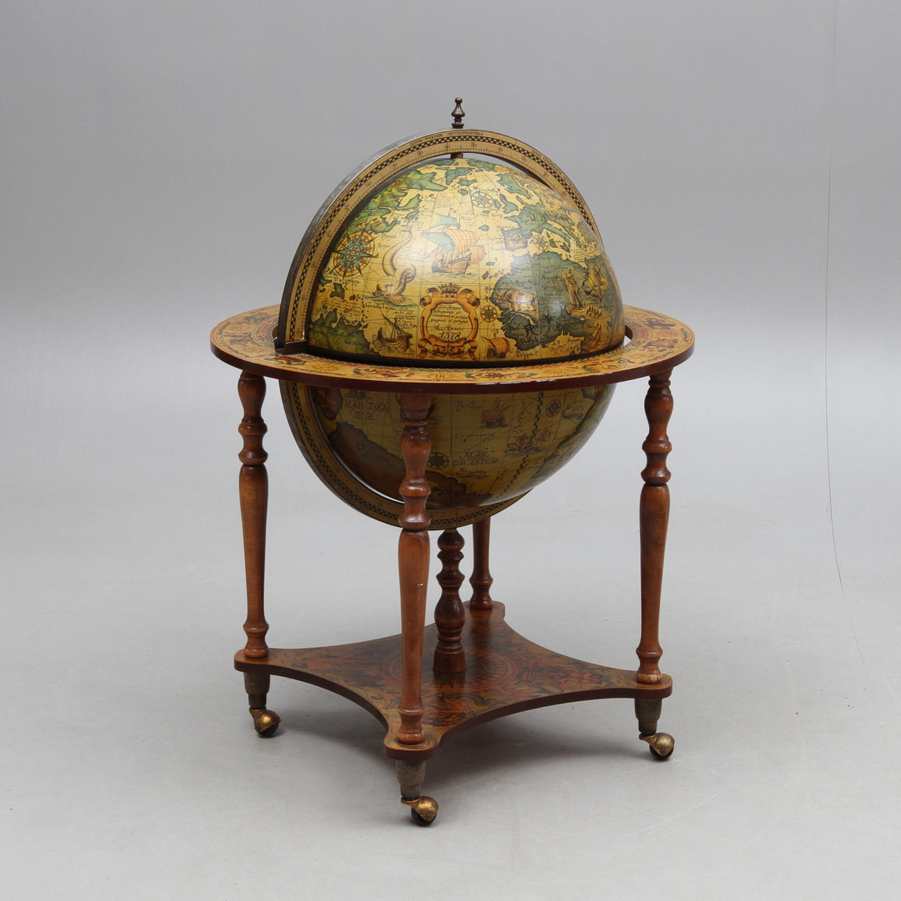 BARSKÅP, i form av jordglob, 1900-talets andra hälft.