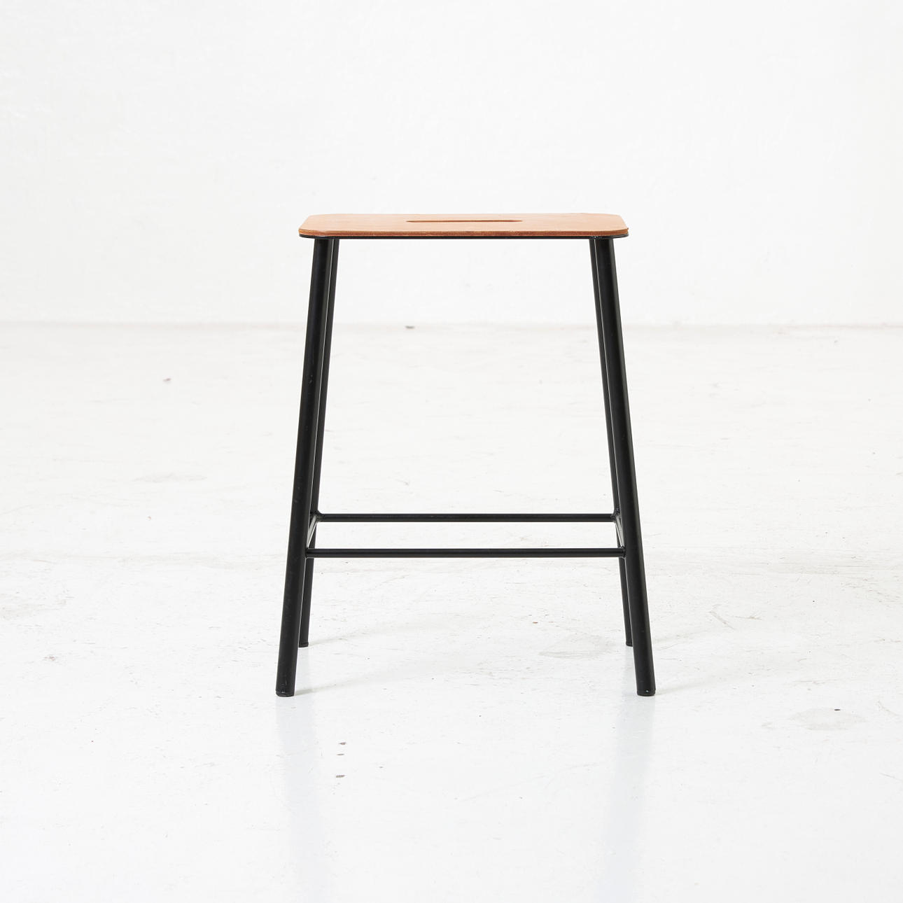 toke-lauridsen-pall-adam-f-r-frama-stomme-av-lackerat-st-l