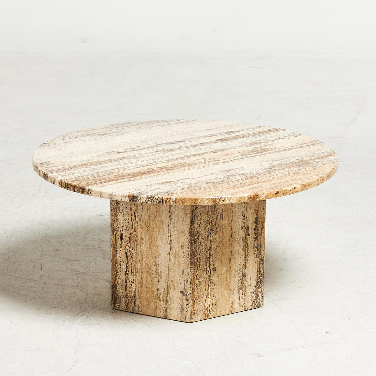 GAMFRATESI. Sofabord, "Epic Table", til Gubi, travertin, moderne.
