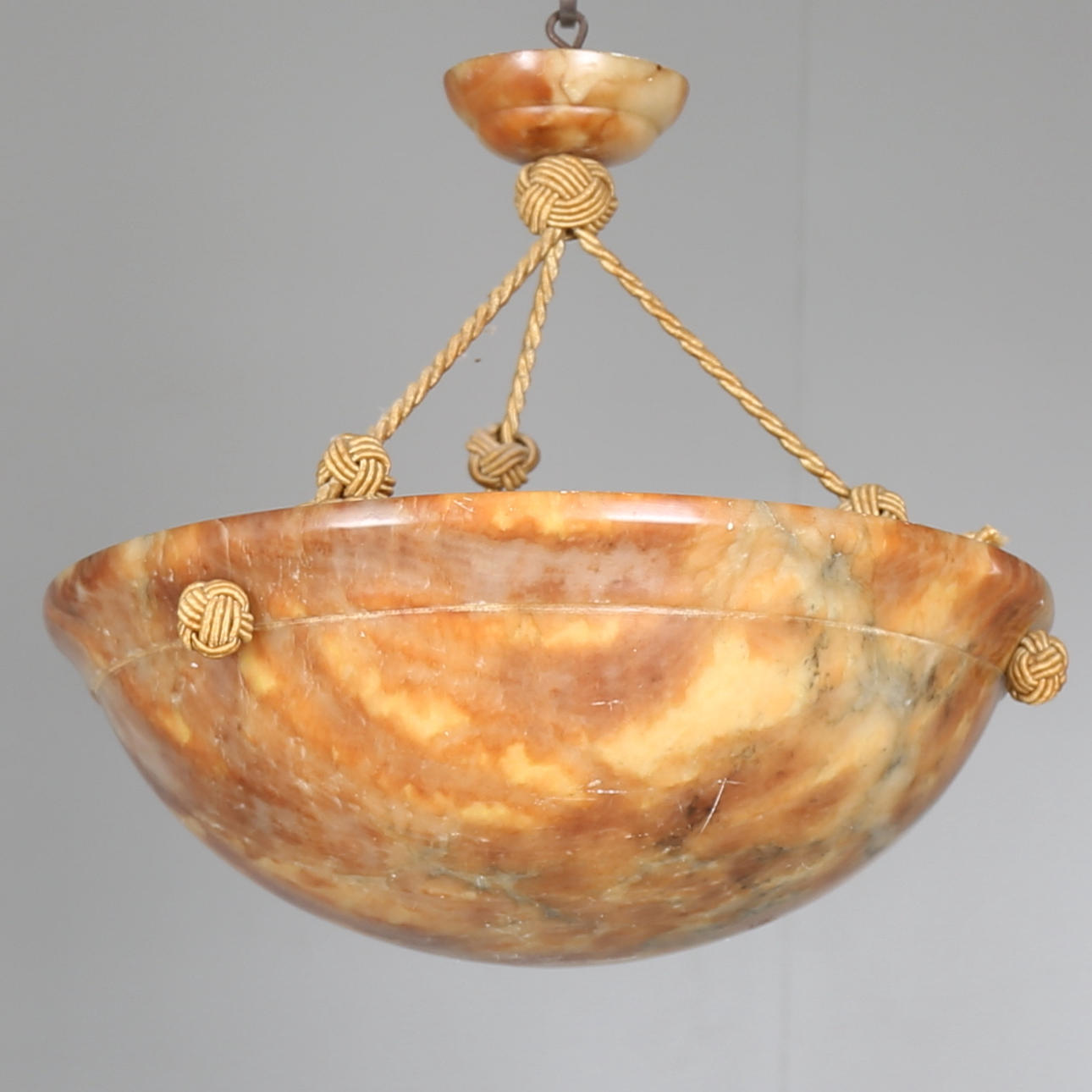 TAKLAMPA i alabaster, 1900-talets första hälft.