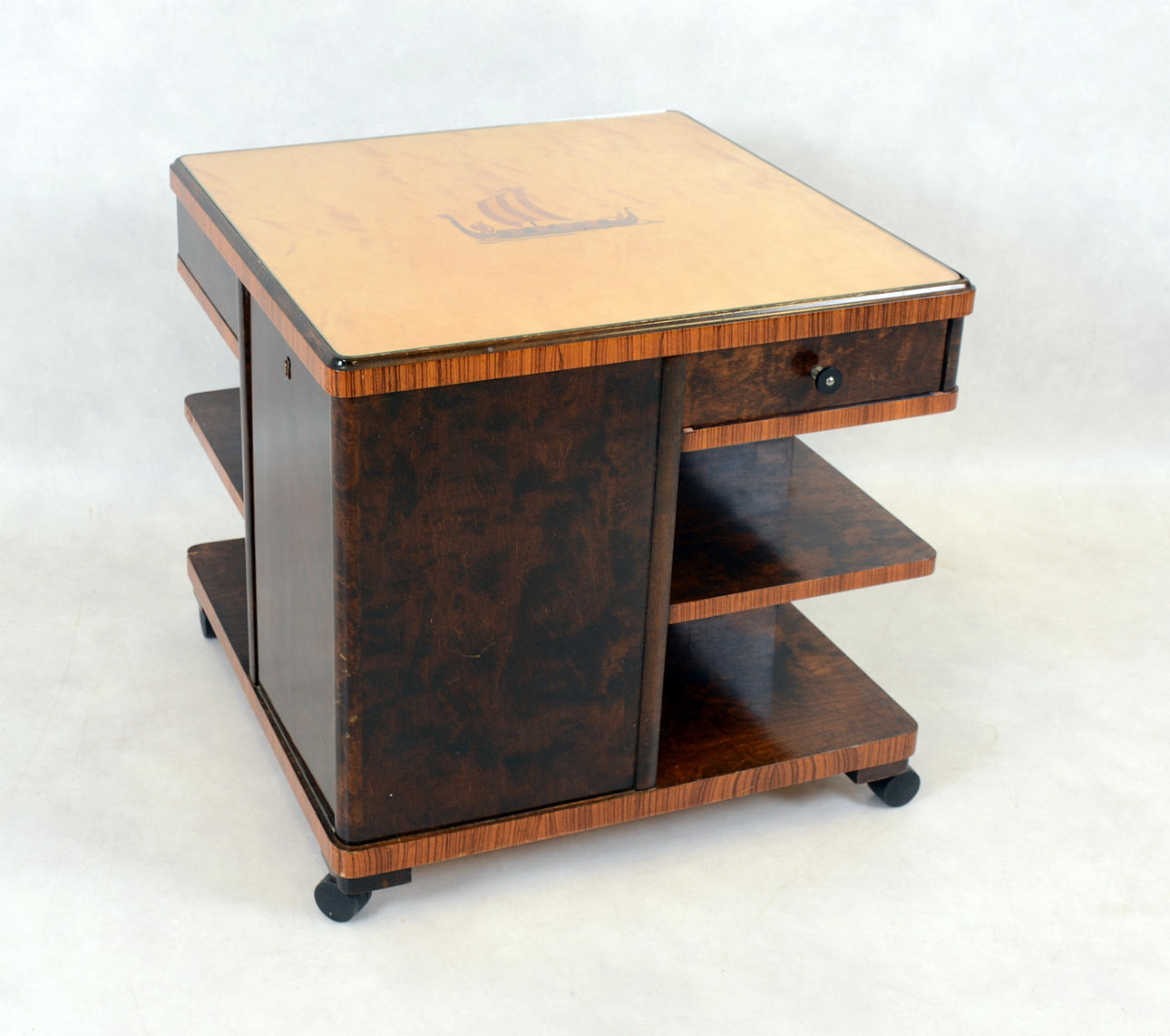 RÖKBORD MED INTARSIA, funkis, 1900-talets första hälft.