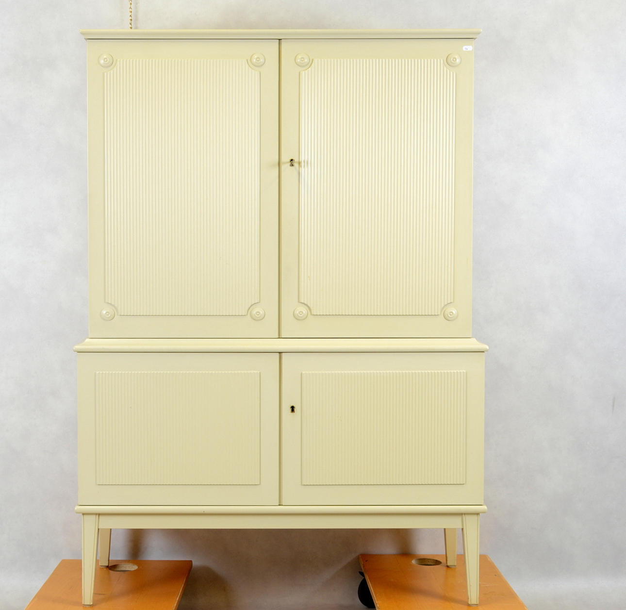 MATSALSSKÅP, gustaviansk stil, 1900-talets andra hälft.