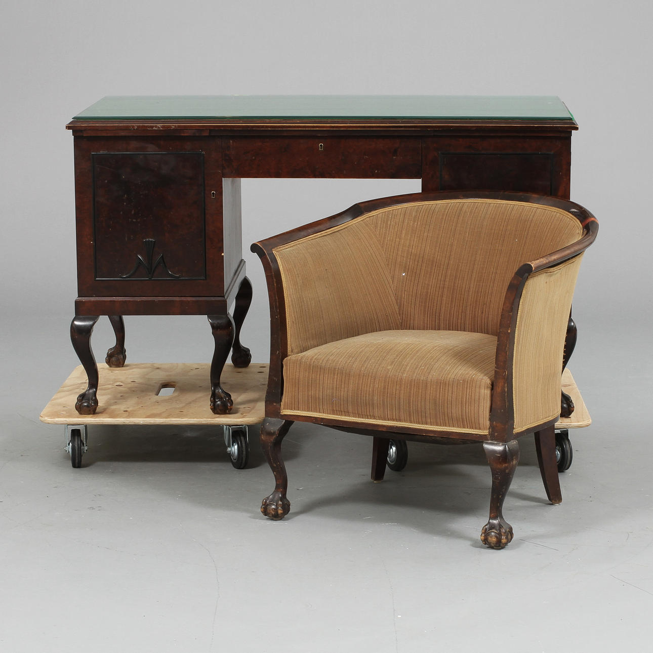 SKRIVBORD OCH FÅTÖLJ, 1900-tal.