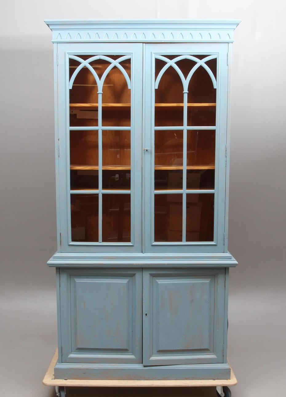 BOKSKÅP, nygotisk stil, 1900-talets andra hälft.