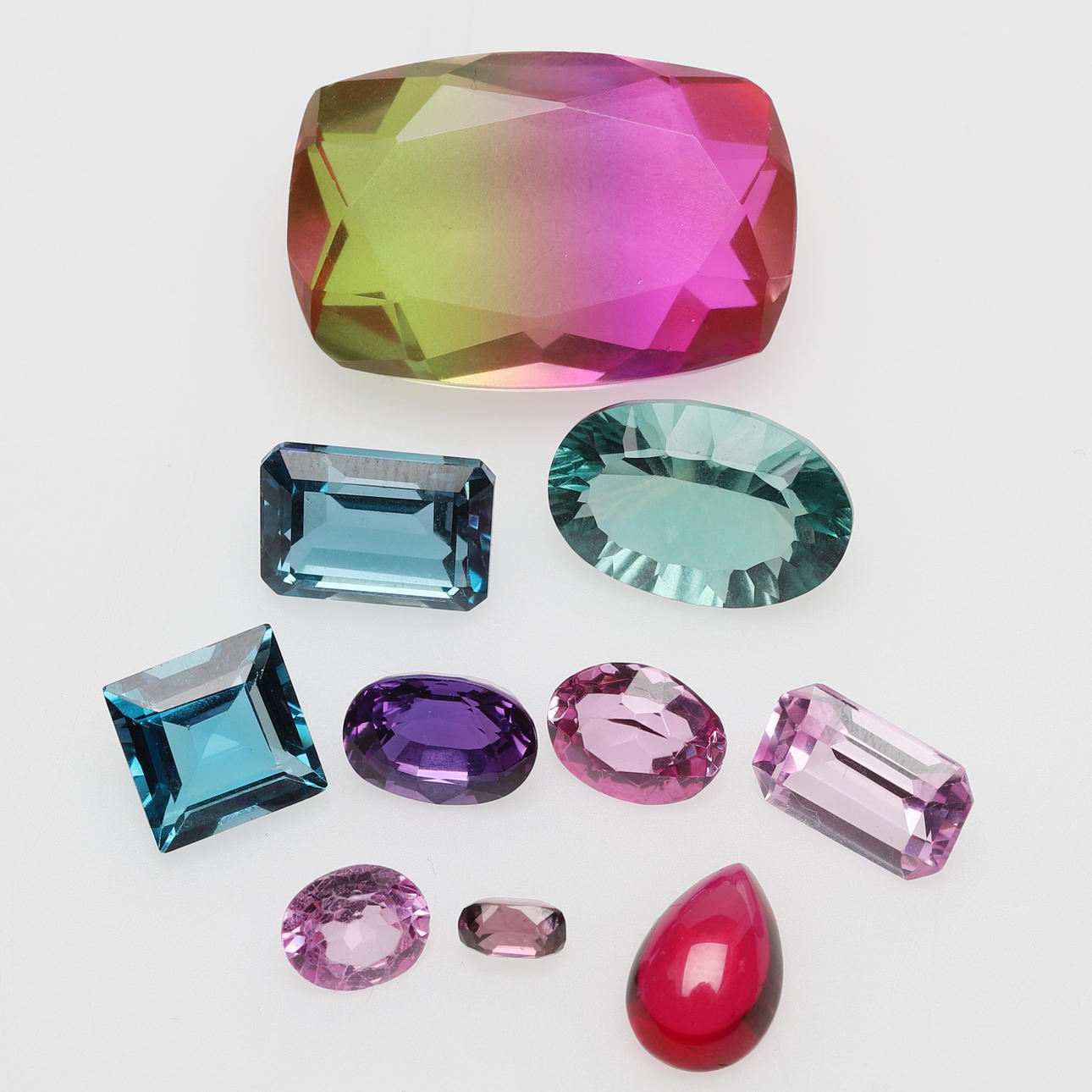 ÄDELSTENAR, bl.a. safirer, labbodlade.