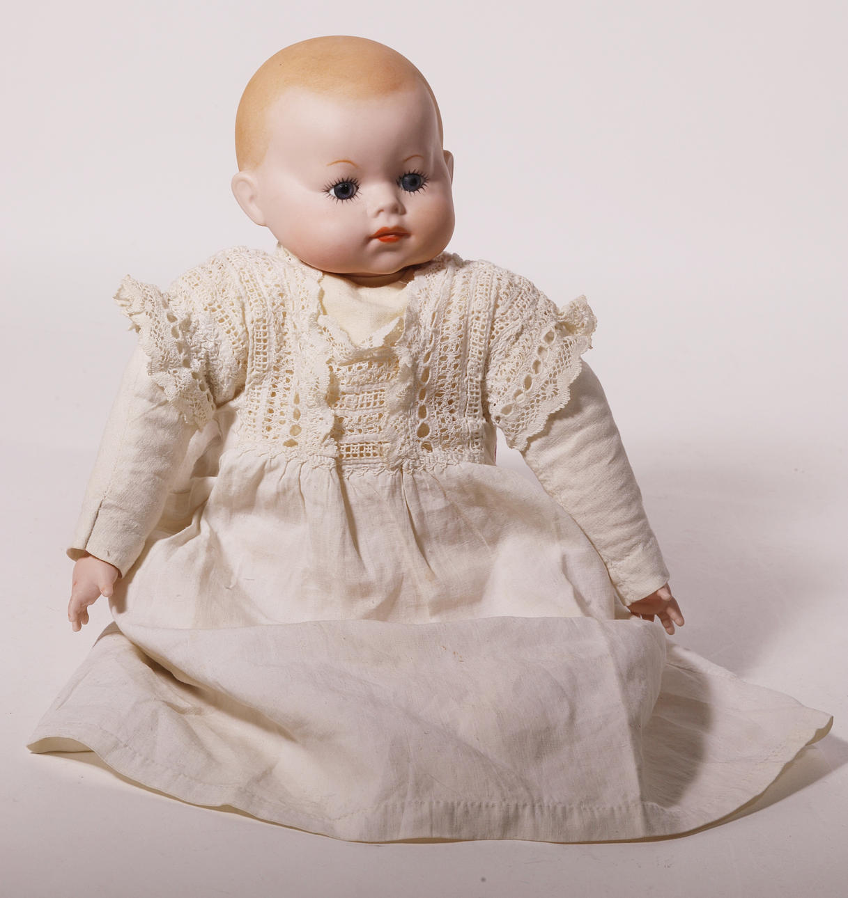 MUÑECA BEBÉ CON CABEZA Y MANOS DE PORCELANA.