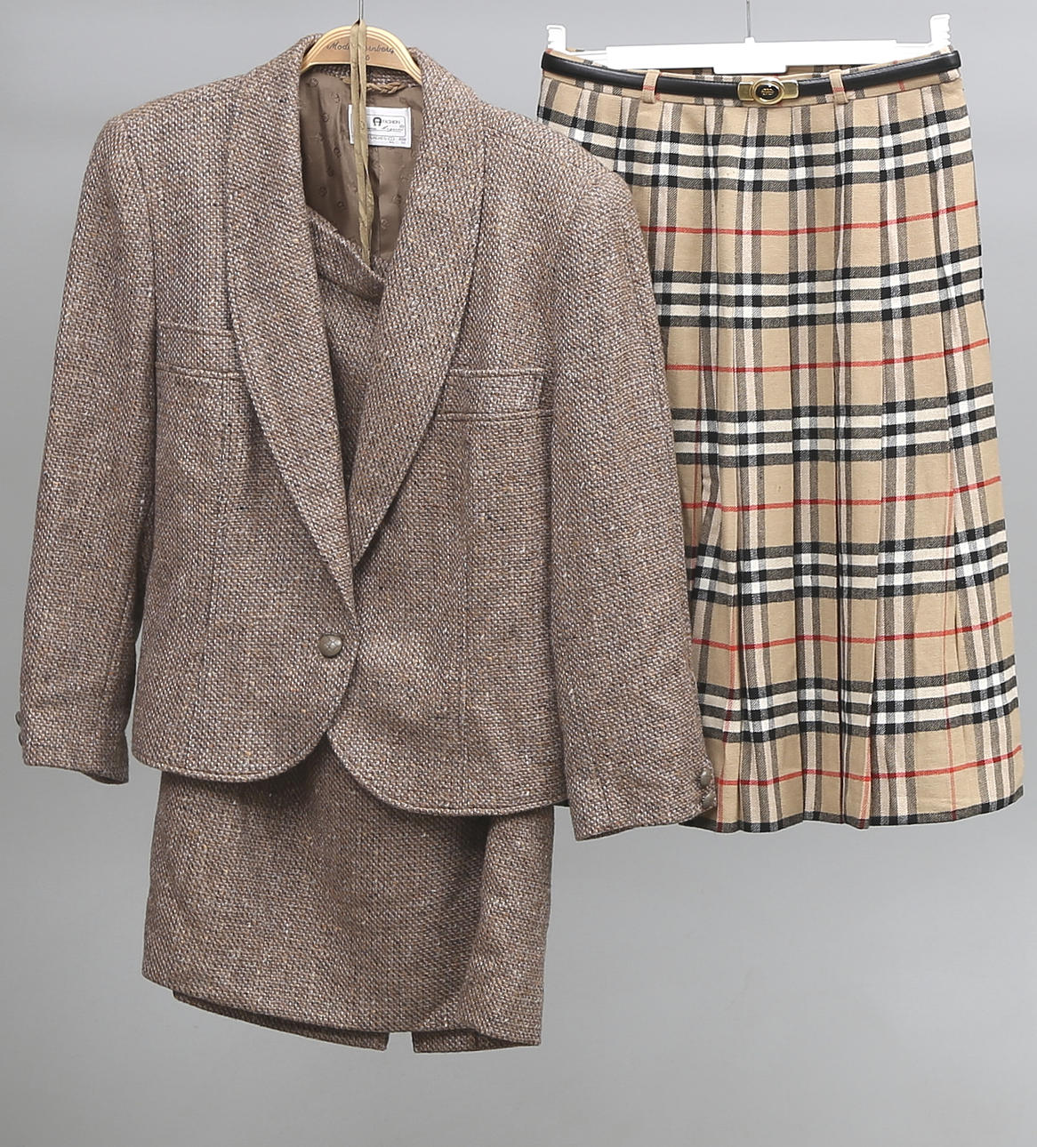 DRÄKT, KJOL samt SKÄRP, 2 st. Etienne Aigner, Burberry samt Yves Saint Laurent, 1900-tal.