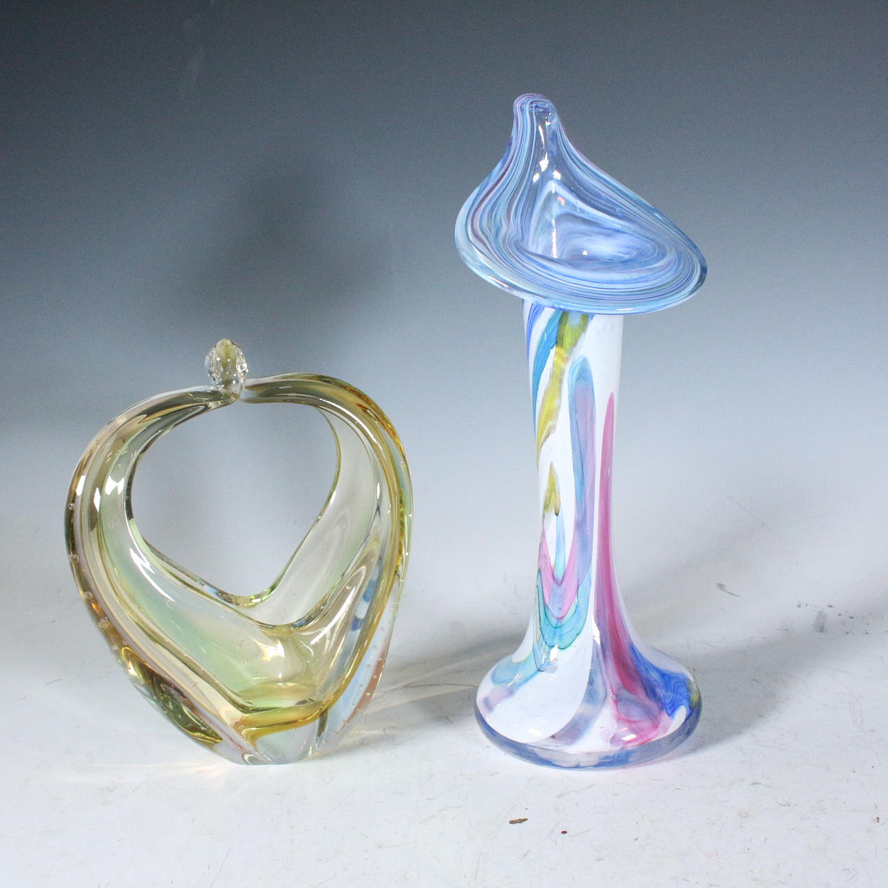 Glasskål og glasvase.