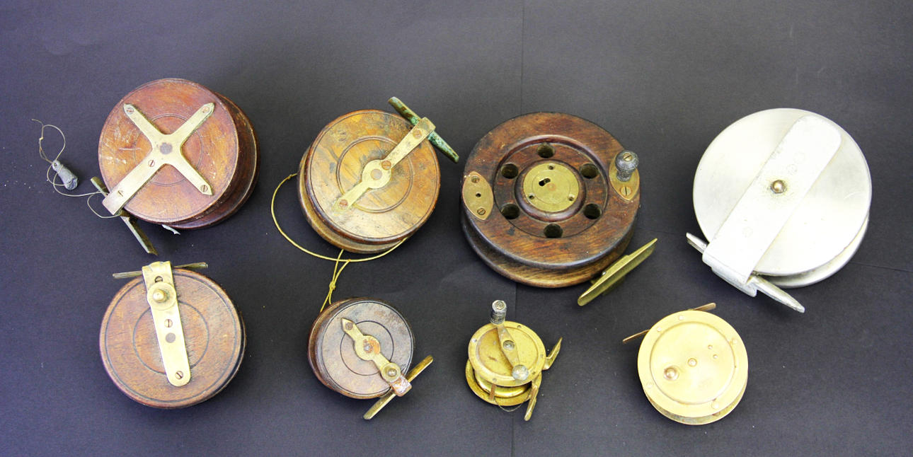 ÅTTA ANTIKA FISKERULLAR.