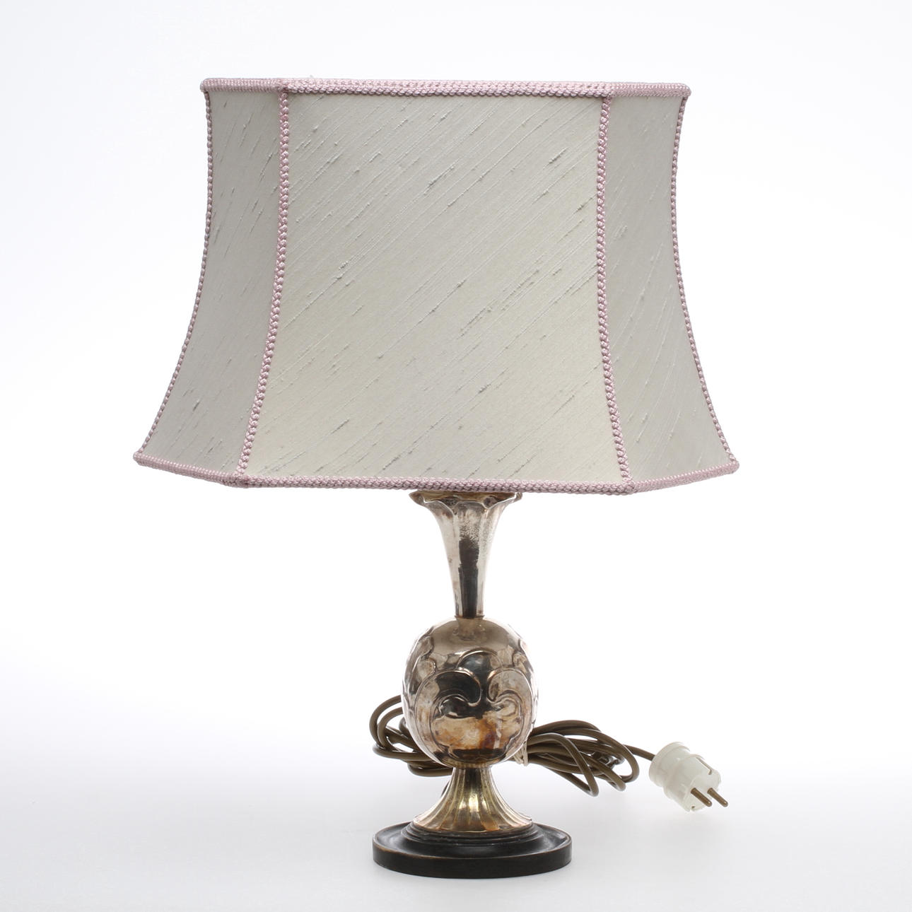 BORDSLAMPA, metall på träfot, CG Hallberg, 1900-talets första hälft.