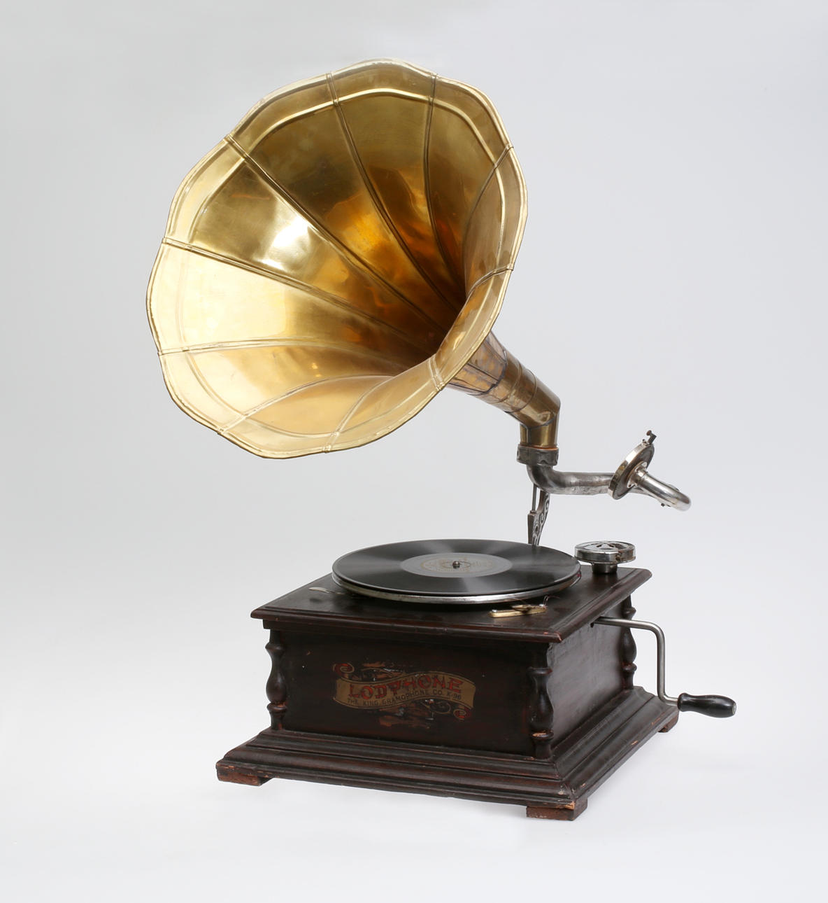 TRATTGRAMMOFON med mässingstratt, 1900-tal.