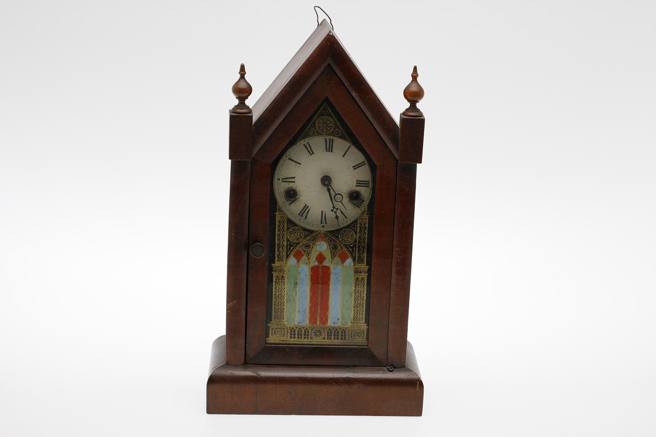 BORDSUR, valnöt, gotisk stil, omkring 1900.