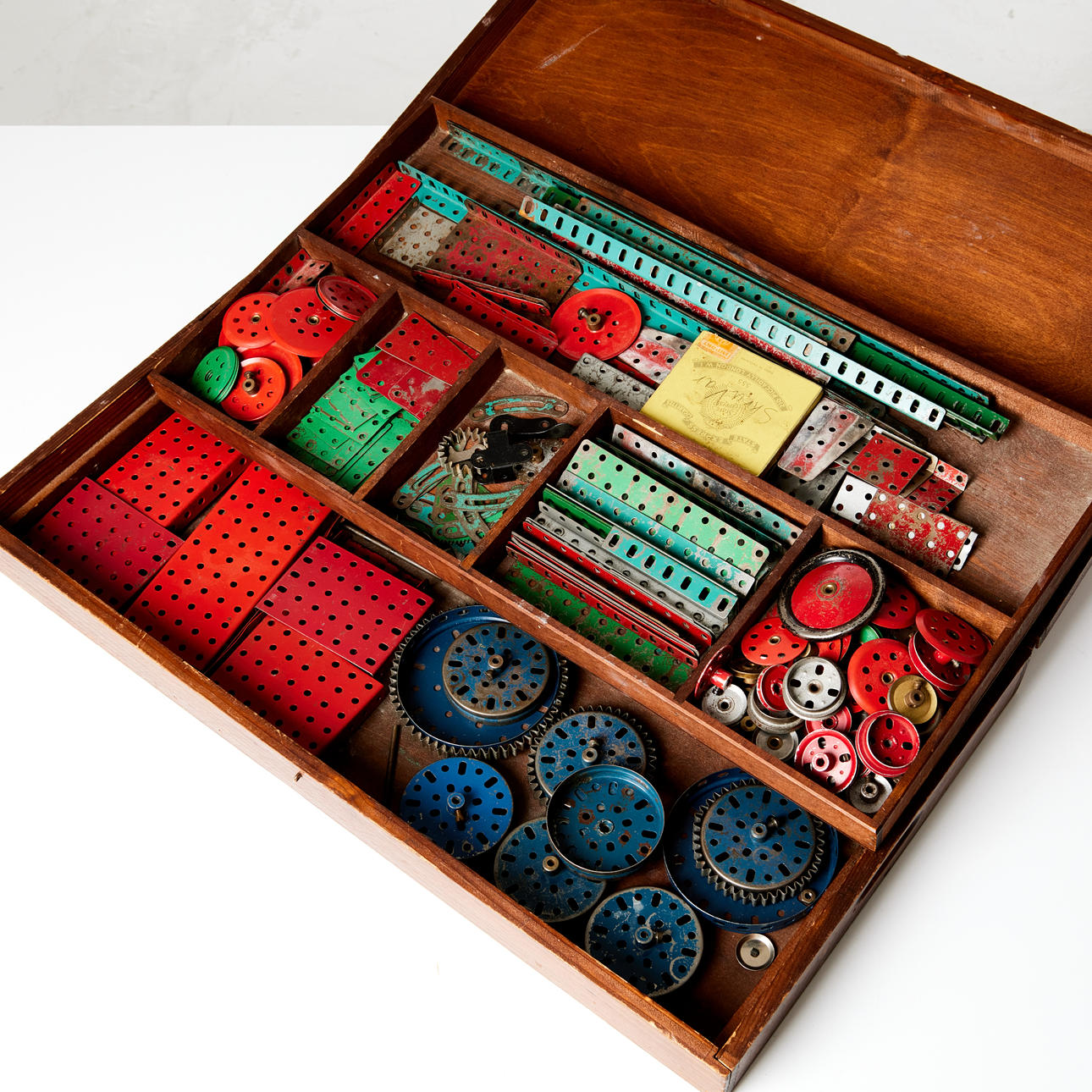 MEKANO, metalli, 1900-luku, n. 100-200 osaa.