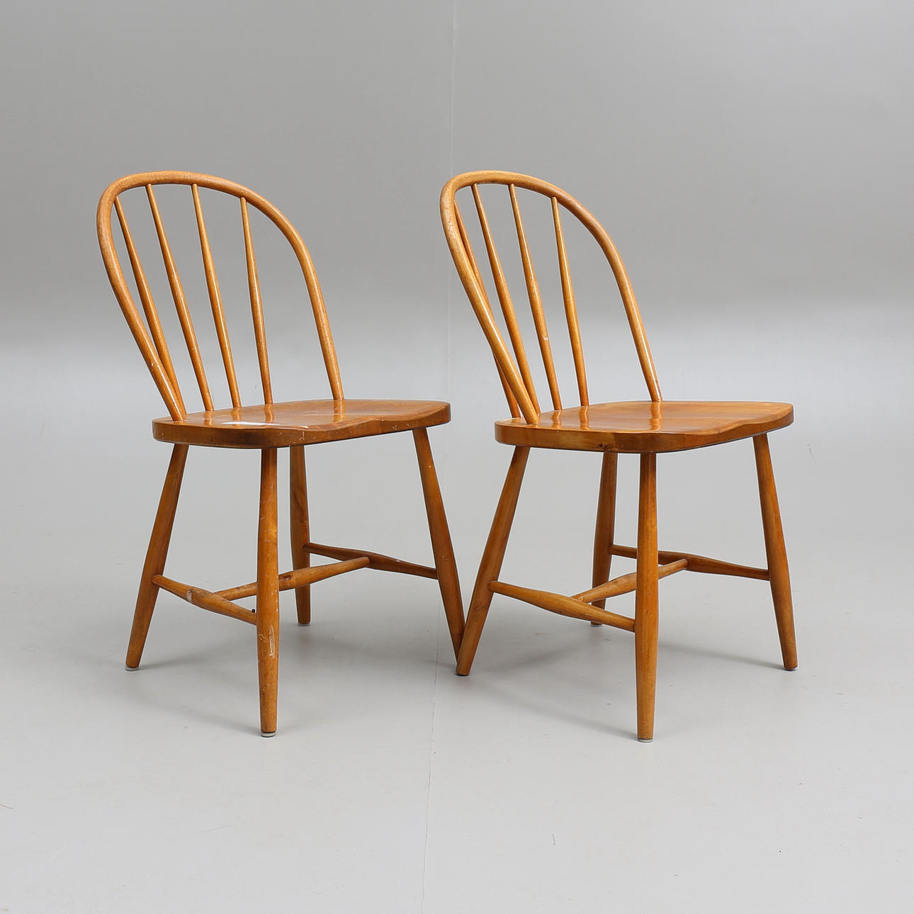 PINNSTOLAR, ett par, omkring 1900-talets mitt.