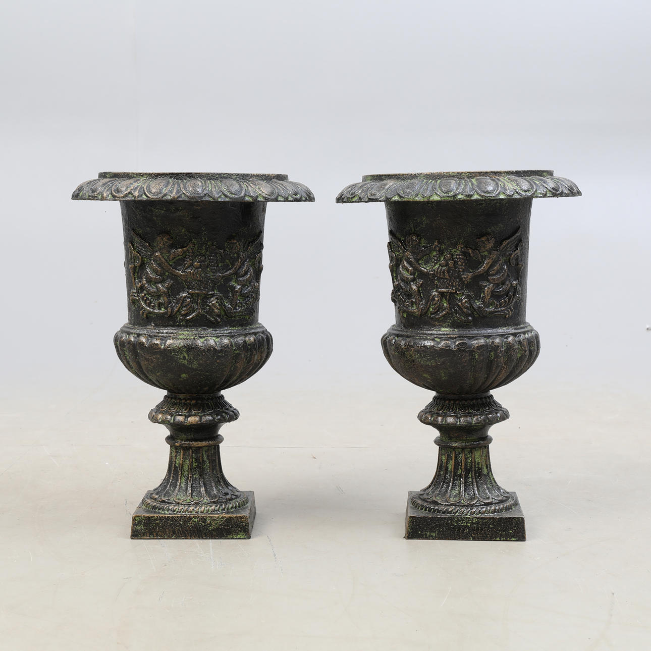 BLOMURNOR, GJUTJÄRN, 2delar.