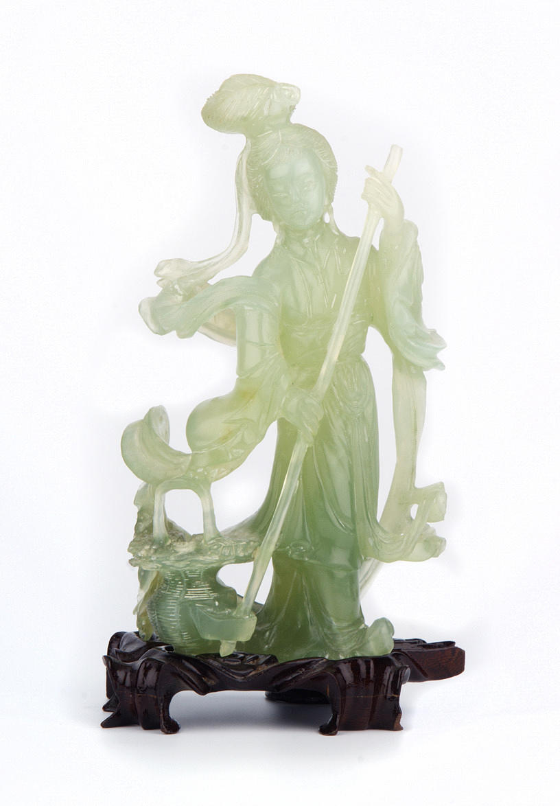FIGUR KVINNA MED HERDENS PERSONAL OCH BLOMKORG, JADE. 1900-tal. Kina.
