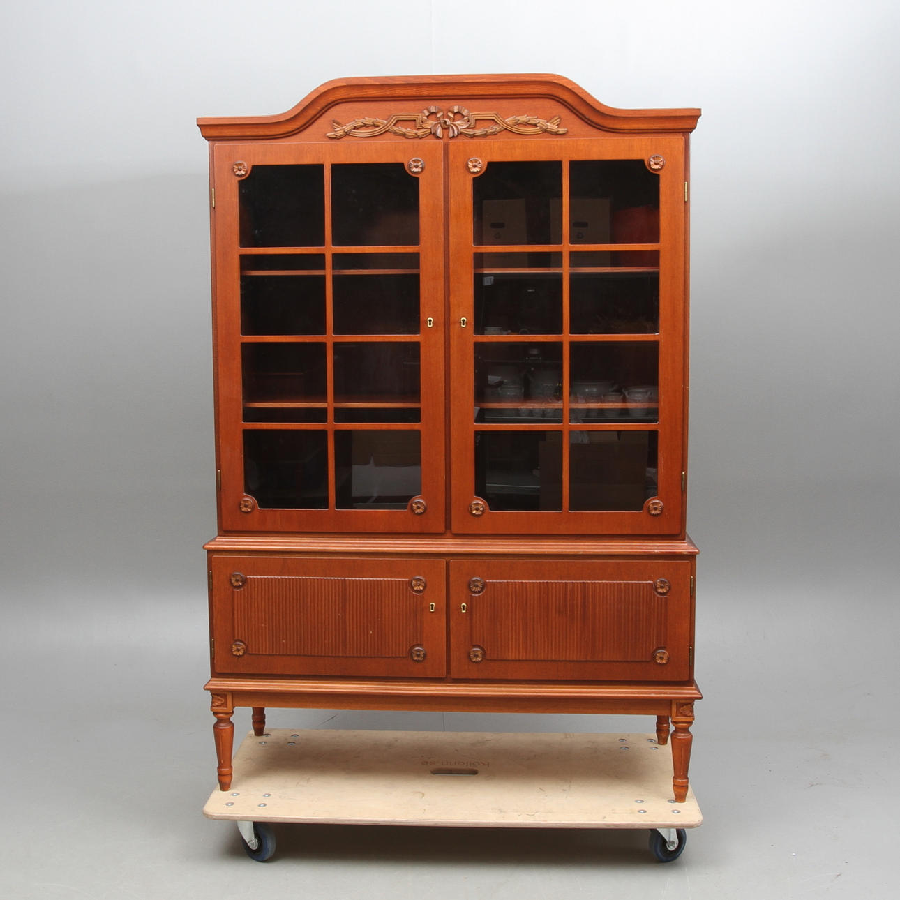 MATSALSSKÅP, med vitrinöverdel, Gustaviansk stil, 1900-talets andra hälft.