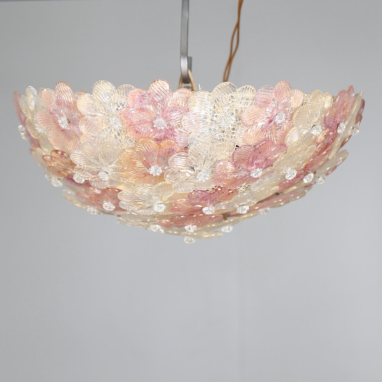 TAKPLAFOND, rosa och vita glasblommor, möjligen Seguso Murano, Italien, 1900-talets andra hälft.