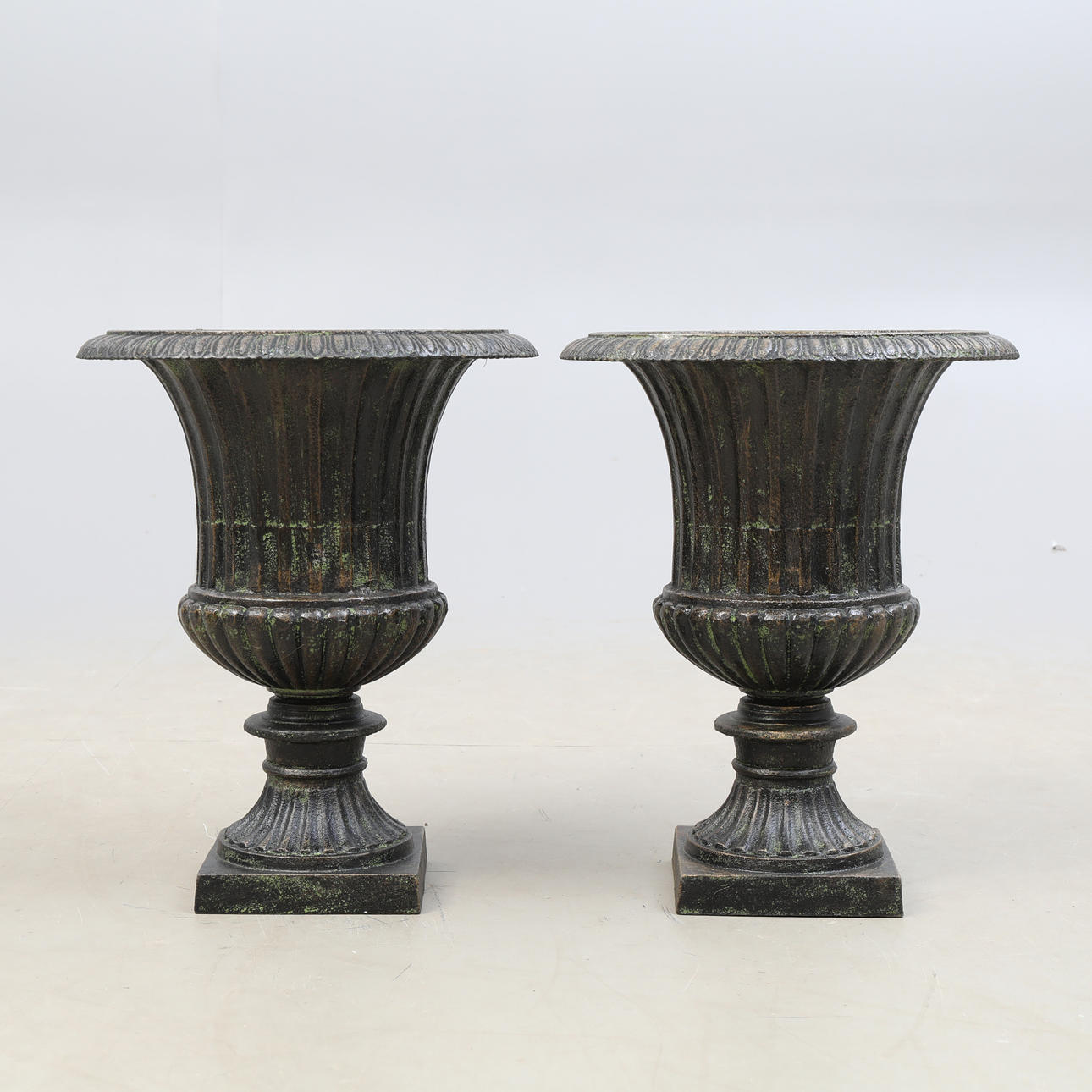 BLOMURNOR RÄFFLAD DEKOR, GJUTJÄRN, 2delar.