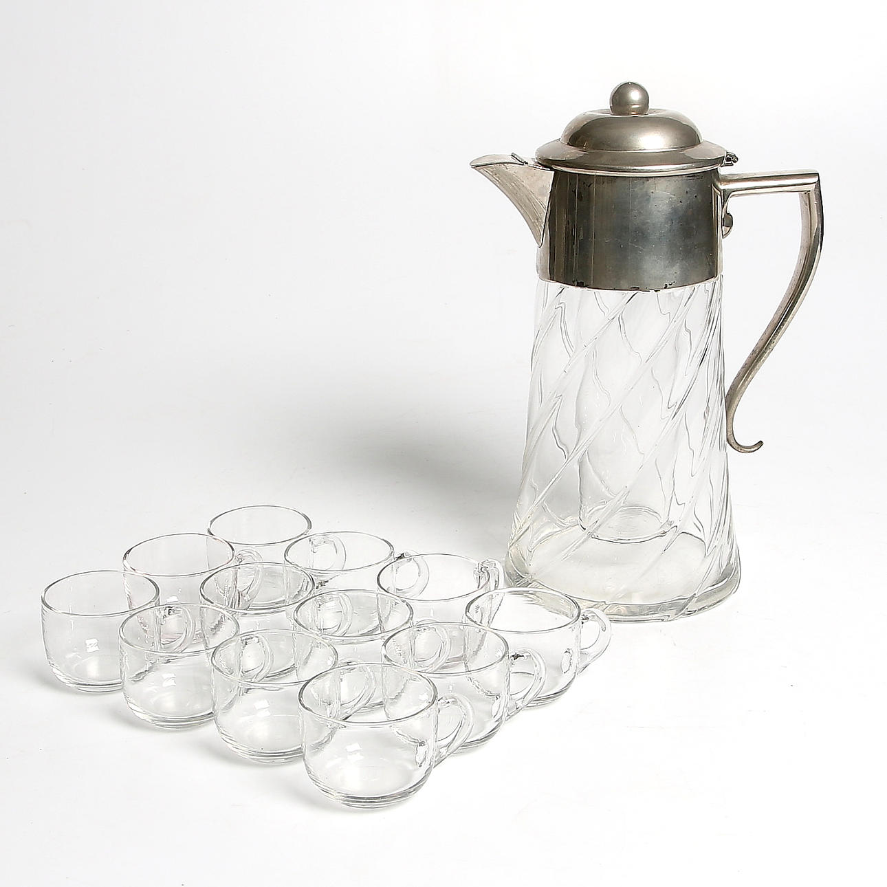 PUNSCHKANNA samt PUNSCHKOPPAR, 13 delar, glas samt vitmetall, Sekelskiftet 1800/1900.