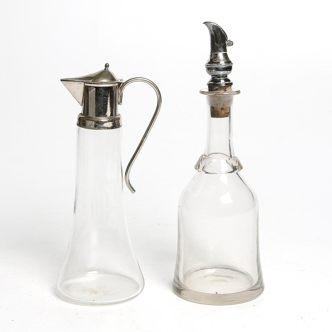 KARAFFINER, 2 delar, glas samt vitmetall, Sekelskiftet 1800/1900.