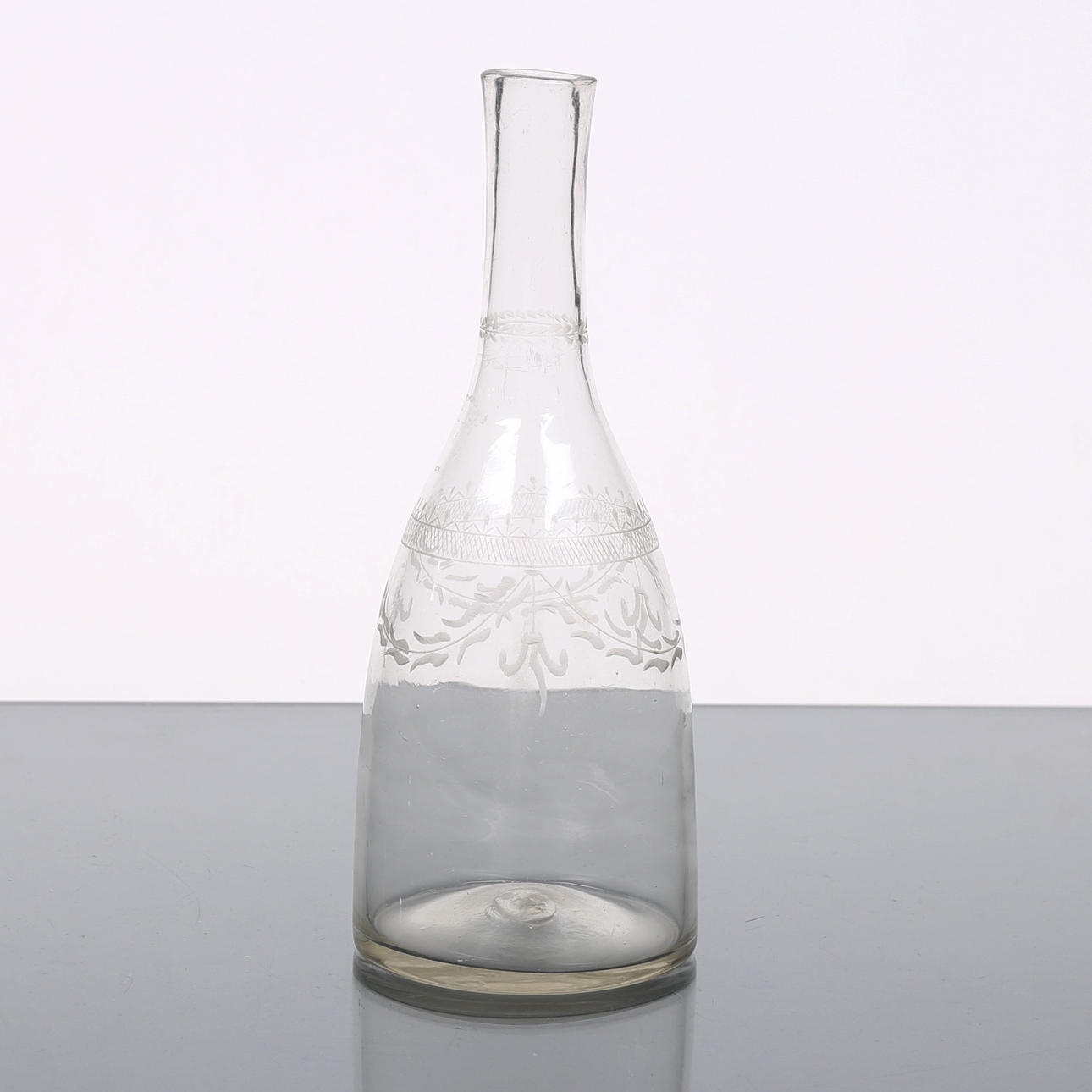 KARAFF MED GRAVYR, 1800-tal.