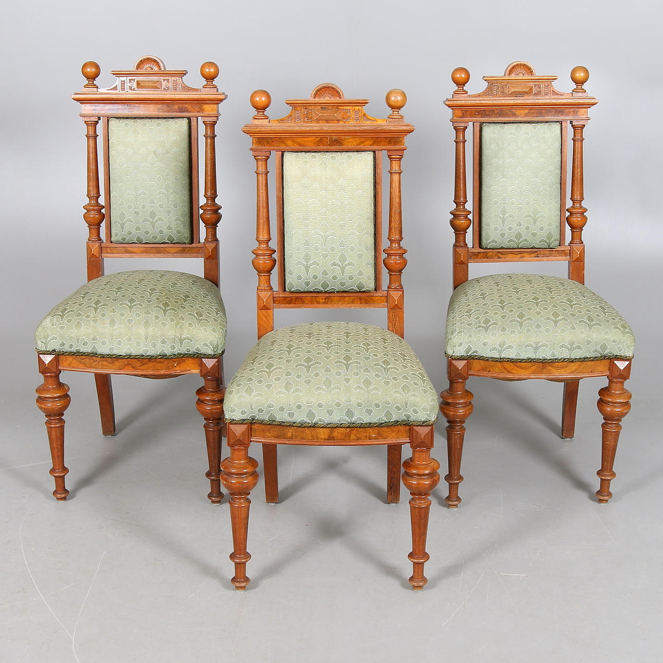 STOLAR, 3 st, valnöt samt ek. Nyrenässans. 1900-talets första hälft.